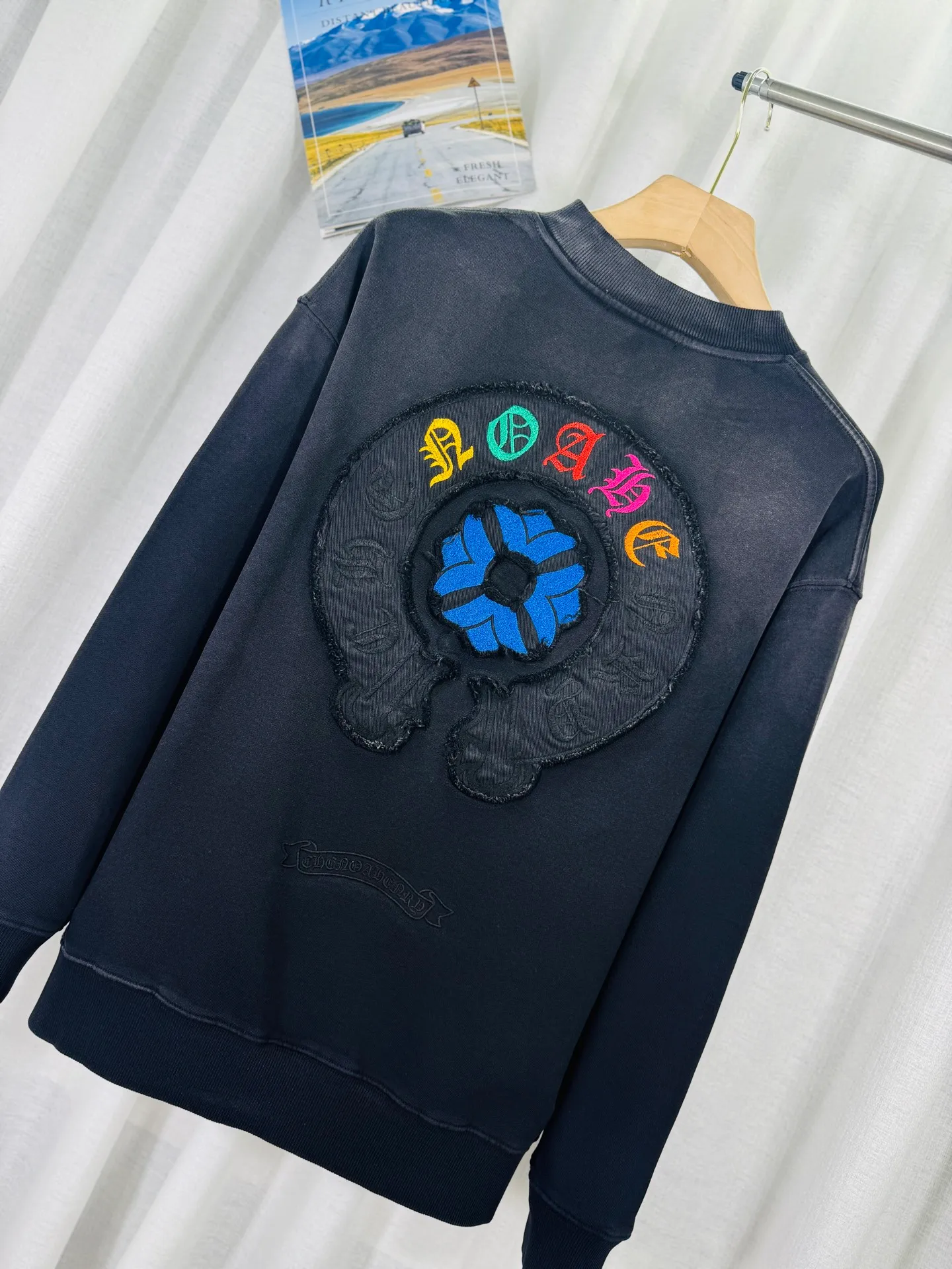 P270 top version, real shot without P, ​​different from market currency) 𝗖𝗵𝗿𝗼𝗺𝗲 𝗛𝗲𝗮𝗿𝘁𝘀/Cro Heart 2025 washed patch embroidery autumn and winter new original single counter American laser burnt 3D three-dimensional color embroidered couple casual sweatshirt 👑The highest version! Customized fabric 430g tripe terry fabric! American acid-washed and distressed original fabric laser burnt ✟appliqué embroidery and exquisite embroidery of letters! The best-selling model in the counter, very comfortable to wear. Accessories: original molded and authenticated collar label➕100% silk wash label. Genuine purchase-grade original hangtag➕matching hanging rope➕3D hanging beads➕original packaging bag. Craftsmanship: The original version has consistent wiring! The highest version of the armhole matching technique! Color: White Black Size: S M L XL Style No.: 9324